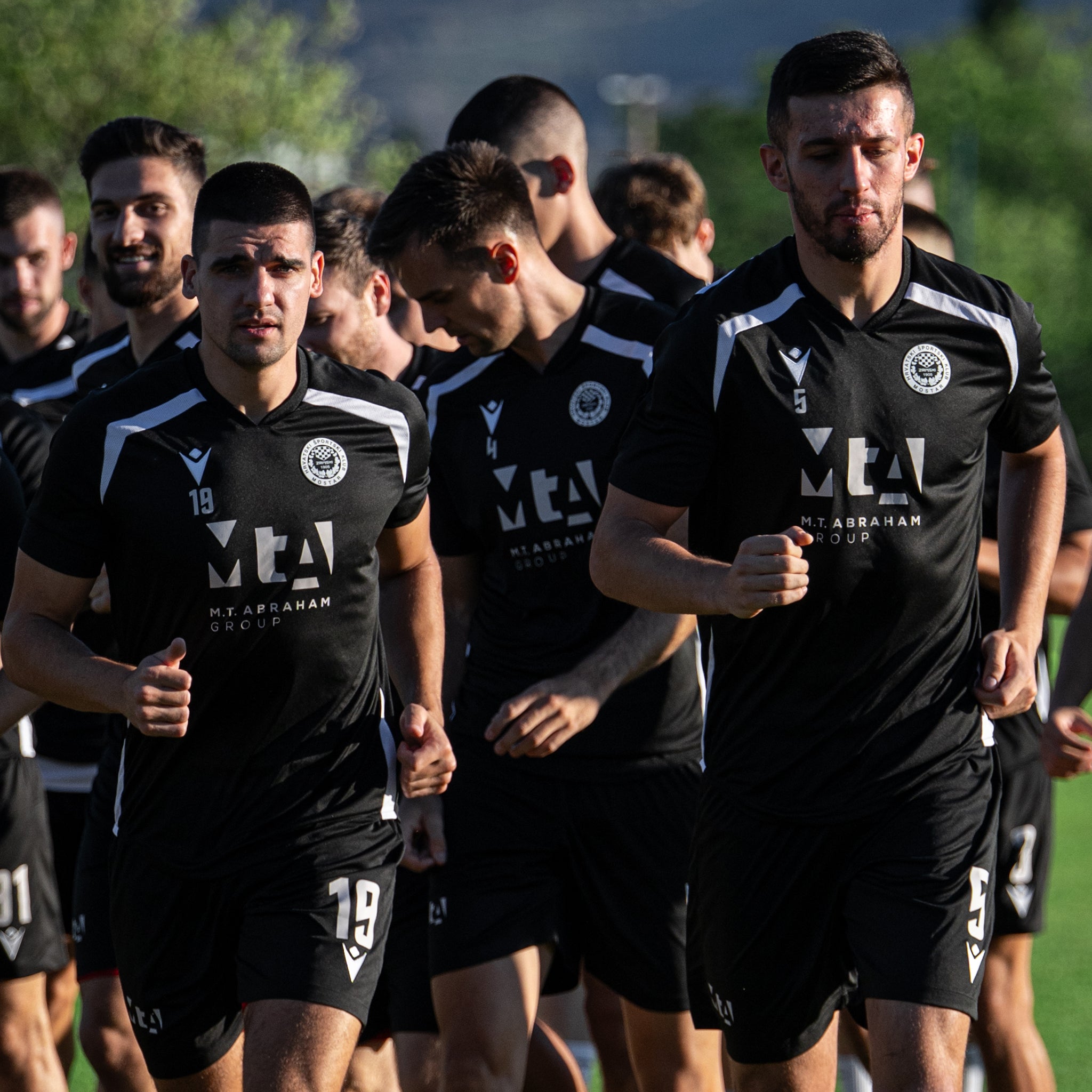 Macron Training crna